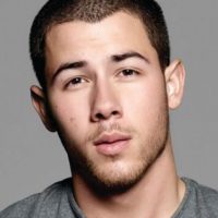 Nick Jonas huye del escenario tras ser apuntado con láser durante su show en Praga