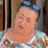 ¡Conozco gente que ya sería millonaria! ... Mujer le vende le vende chismes a sus vecinos