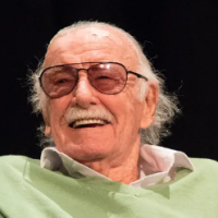 Aficionado de 92 años causa sensación en Comic Con de Panamá disfrazado de Stan Lee