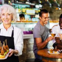 Restaurante en New York solo contrata cocineras abuelitas
