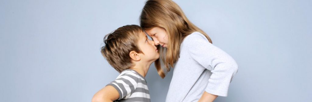 Hombres que crecen entre hermanas son mejores parejas románticas