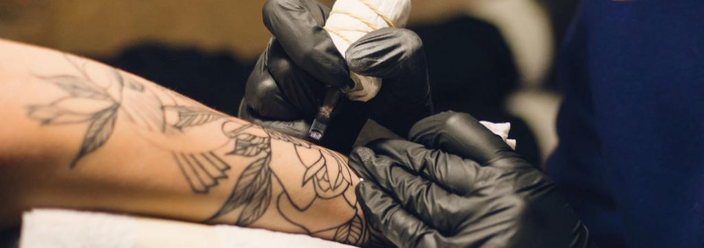 De unas flores a una pesadilla: Mujer casi pierde su pie tras tatuarse en Turquía