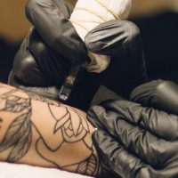 De unas flores a una pesadilla: Mujer casi pierde su pie tras tatuarse en Turquía