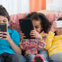 ¡Suelta el celu cabroemier! ... Australia prohíbe acceso a redes sociales a menores de 16 años