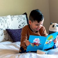 Espacios infantiles: cama Montessori y escritorios de diseño funcional