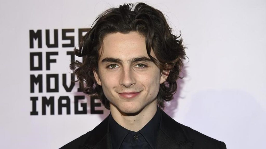 Timothée Chalamet es multado tras llegar en bicicleta al estreno de película en Londres