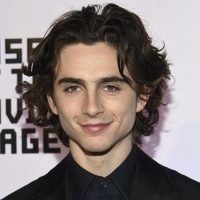 Timothée Chalamet es multado tras llegar en bicicleta al estreno de película en Londres
