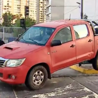 ¡Por no respetar la luz roja po! Camioneta quedó colgando de una reja en Ñuñoa