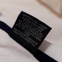 Etiqueta de ropa causa furor en redes sociales por curiosas instrucciones de lavado