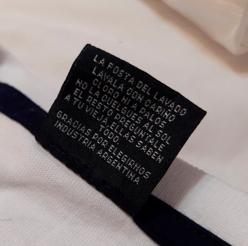 Etiqueta de ropa causa furor en redes sociales por curiosas instrucciones de lavado