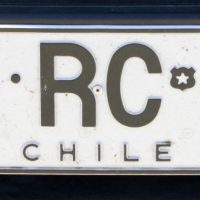 Detienen a conductor con patente de cartón