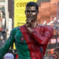 ¿Por qué está armado? Inauguran estatua de Cristiano Ronaldo en New York