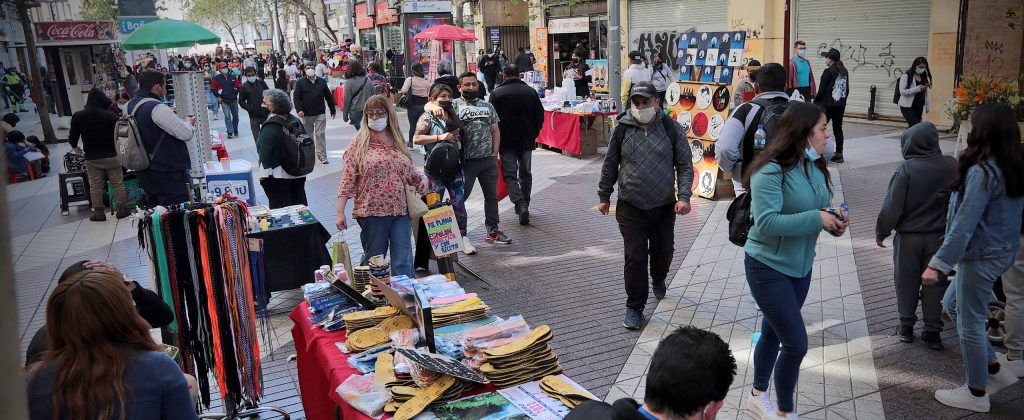 ¡Pusieron piedras para evitar comercio ambulante y llegaron igual!