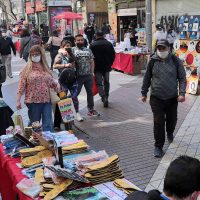 ¡Pusieron piedras para evitar comercio ambulante y llegaron igual!