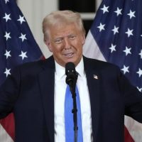 ¡ME VOLVÍ LOCO, CASERA, ME VOLVÍ LOCO! Donald Trump firmó ley para usar solo bombillas de plástico y prohibir las de papel