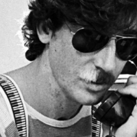 Inauguran escultura por 25 años del salto de Charly García