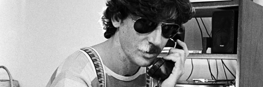 Inauguran escultura por 25 años del salto de Charly García