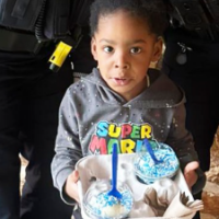 Niño llama al 911 para denunciar a su madre por comerse su helado