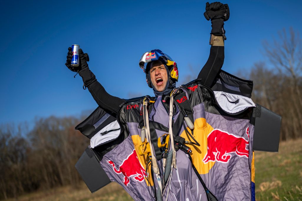 Un seco, Sebastián Álvarez rompió tres récords mundiales en un solo salto de wingsuit
