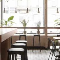 Cafetería en España cobra luz y WiFi a cliente de piedra