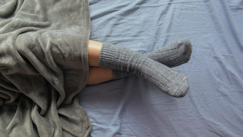 Dormir con calcetines sucios puede ser 20 veces más asqueroso que un inodoro, según expertos