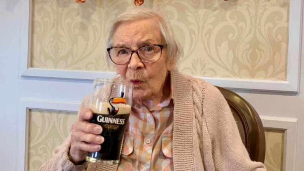 ¡Ya llegó a los 105 años! Mujer dice que ha vivido tanto por la soltería y tomar cerveza