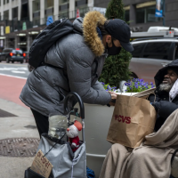 Treinta años de servicio: lo despiden por alimentar a indigentes con comida que iba a ser desechada