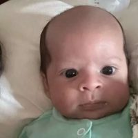 Nació jubilado: Este niño es conocido como el "bebé calvo"