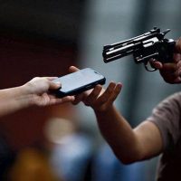 Delincuentes devuelven carnet a victima y le sugieren dejar el pan