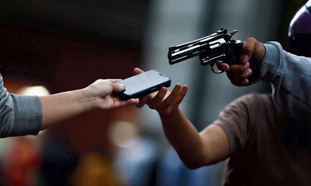 Delincuentes devuelven carnet a victima y le sugieren dejar el pan