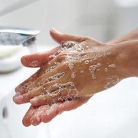 Solo el 19% se lava las manos después de ir al baño
