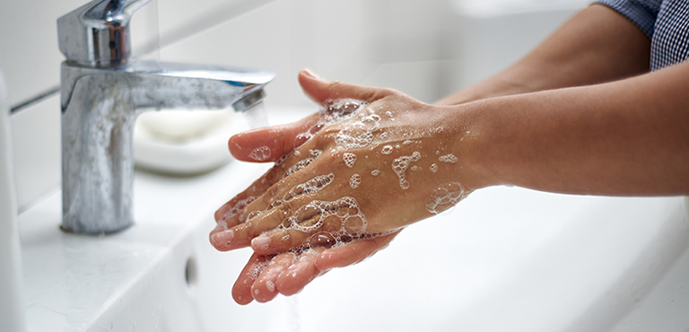 Solo el 19% se lava las manos después de ir al baño