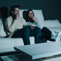 Mujeres están más propensas al amor con la “guatita llena”