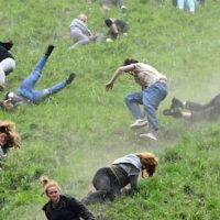 Inglaterra celebra su peculiar competencia del queso rodante