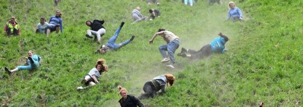 Inglaterra celebra su peculiar competencia del queso rodante