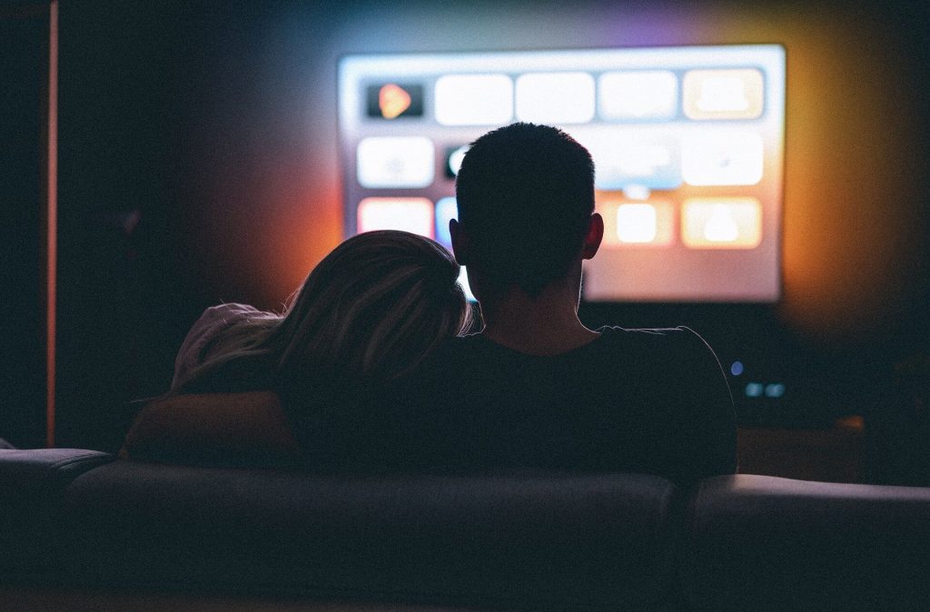 Ver series en pareja fortalece la relación, según estudios