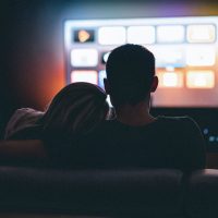 Ver series en pareja fortalece la relación, según estudios