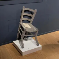 Turista rompe escultura de cristal al sentarse sobre ella