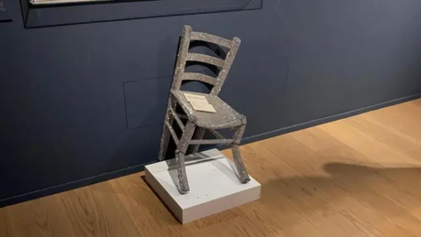 Turista rompe escultura de cristal al sentarse sobre ella