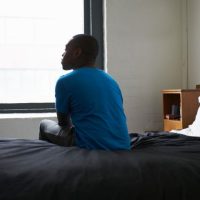Revelan que quienes se van a vivir solos a edad temprana son más maduros y responsables