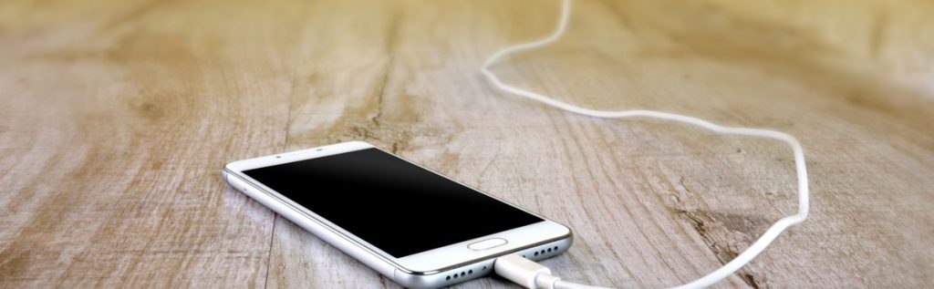 Muere menor de 17 años en Ñuble al usar celular enchufado