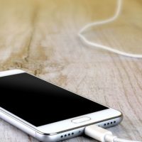 Muere menor de 17 años en Ñuble al usar celular enchufado