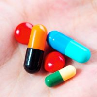Desarrollan píldora de heces para combatir superbacterias intestinales
