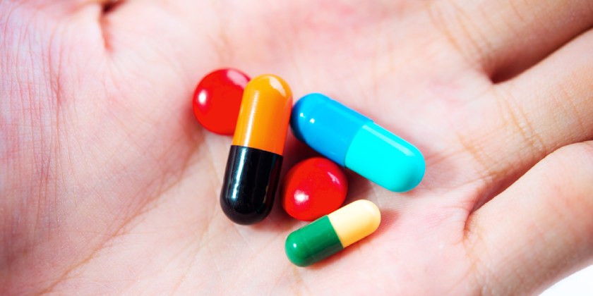 Desarrollan píldora de heces para combatir superbacterias intestinales