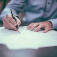 Desarrollan lápiz de tinta magnética que detecta el Parkinson con un 96% de precisión
