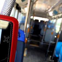 Micrero se detuvo en comisaría para funar a un par de marihuanos