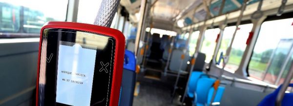 Micrero se detuvo en comisaría para funar a un par de marihuanos