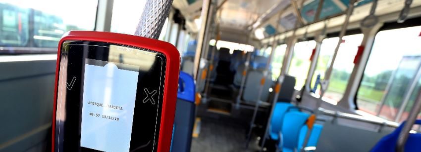 Micrero se detuvo en comisaría para funar a un par de marihuanos