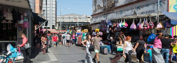 Ambulantes de Meiggs pasaron la noche cuidando “su espacio”