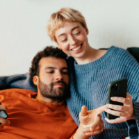 Mandar memes ayuda a fortalecer la comunicación y el vínculo emocional en pareja